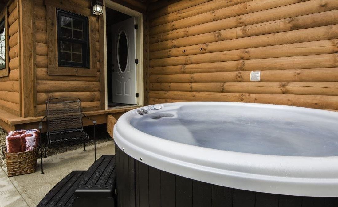Creekside Serenity log cabin hot tub